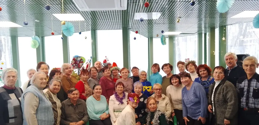 Новый год - это особенный праздник, приносящий с собой много радости, веселья и счастья. Люди преклонного возраста – тоже, как дети, и так же любят новогодние торжества и праздники. Поэтому  13 декабря в «Центре долголетия по-нижегородски» собралось более 40 человек граждан пожилого возраста и инвалидов из Нижнего Новгорода, Балахны, Ковернино.